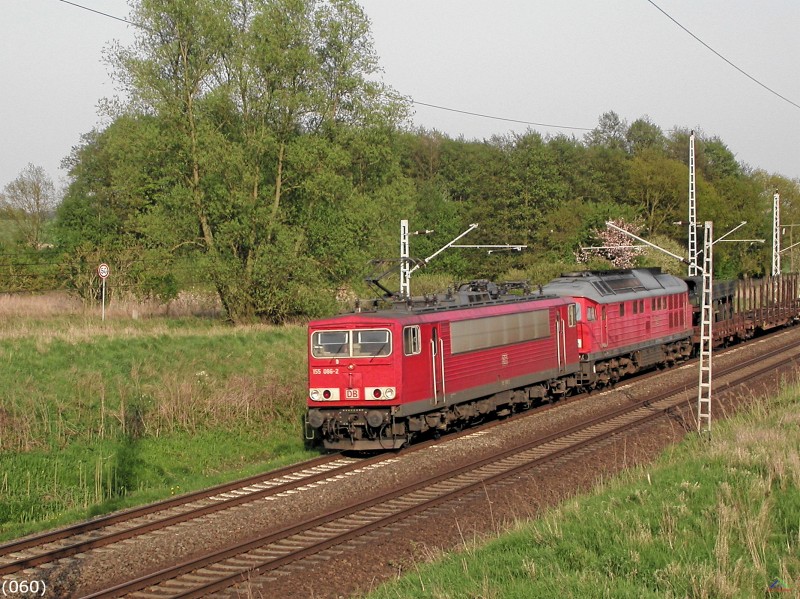 Bahn 060.jpg - Ellok 155 086-2 zieht Diesellok 233 696-4 und drei Flachwagen nördlich von Waren bei Lütgendorf